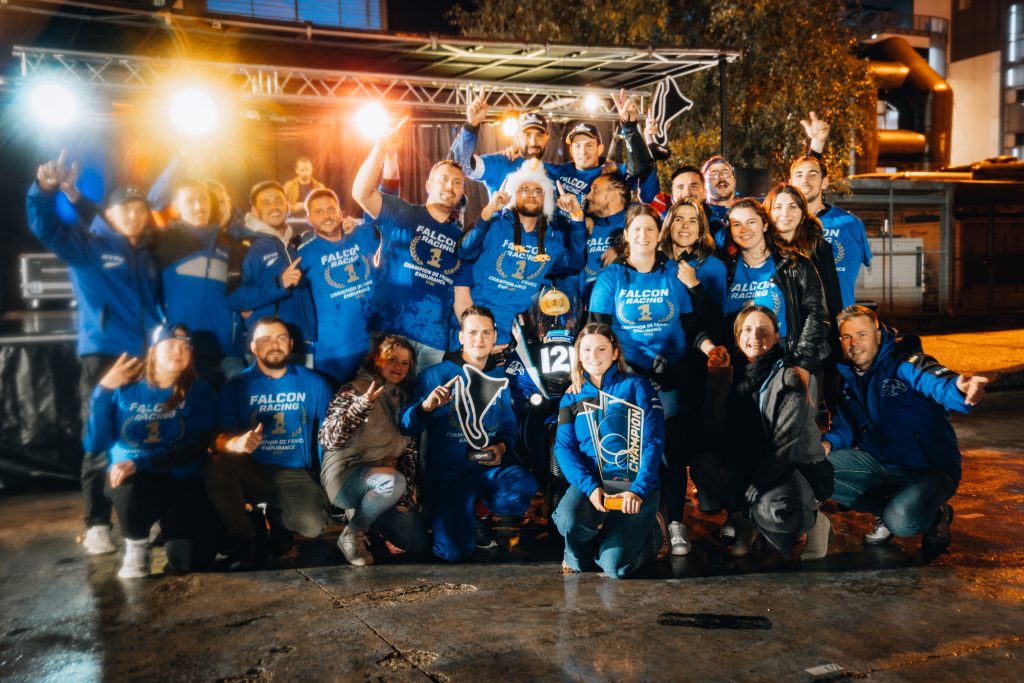 Photo d&#039;équipe du team Falcon Racing 121 à Magny-Cours pour le titre de champion de France en endurance